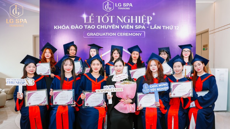 Trường dạy spa uy tín, học viên nhận chứng chỉ sau tốt nghiệp